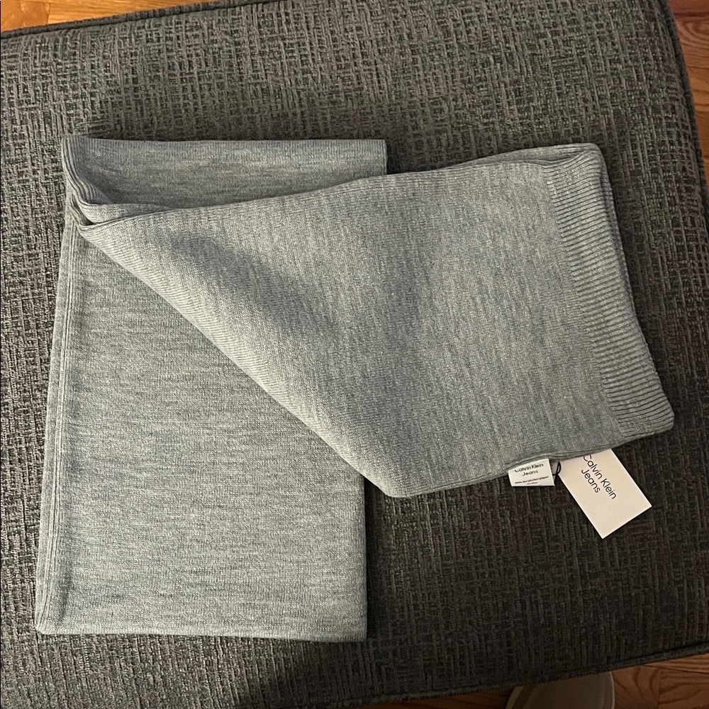 Calvin Klein Light Gray Knit Scarf - Picture 4 of 6